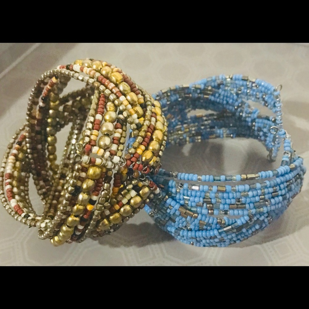 Set of 2 women’s beaded bracelets